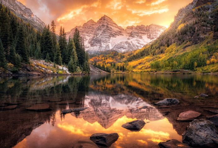 Картинка осень, лес в горах на закате солнца, красивое отражение в озере