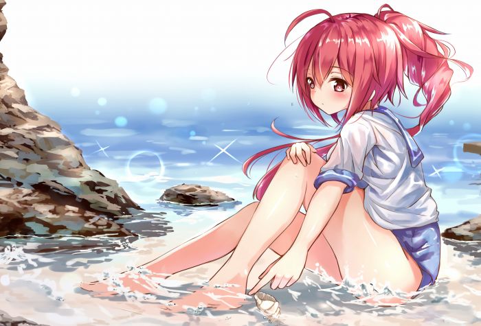 Картинка аниме, рыжеволосая девушка сидит в воде в бухте