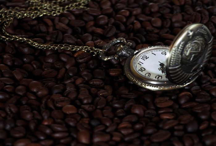 Картинка карманные часы СССР на зернах кофе
