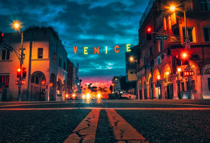 Картинка ночная дорога по Венеции