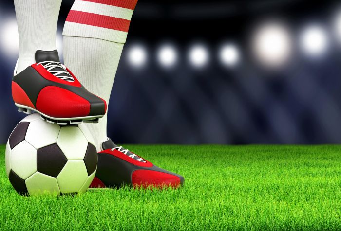 Картинка ноги футболиста, мяч, зеленый газон, футбольное поле, трибуны