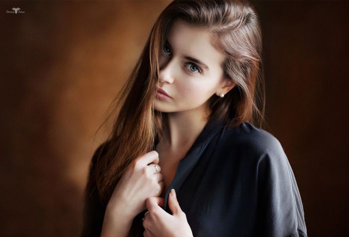 Картинка красивая девушка шатенка в черном халате