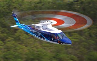 вертолет Sikorsky SARA MATRIX летит на большой скорости