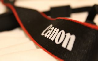 надпись Canon на ремешке, бренд фотоаппаратов