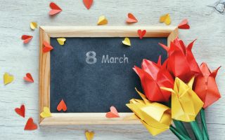 8 марта, табличка с бумажными тюльпанами и сердечками