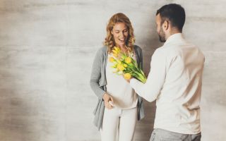 мужчина дарит цветы тюльпаны женщине