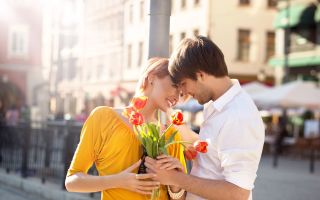парень дарит девушке цветы тюльпаны