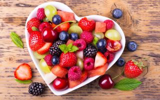 тарелка в форме сердца с красивыми ягодами