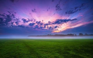 поле окутанное туманом, дымкой, на закате в облаках