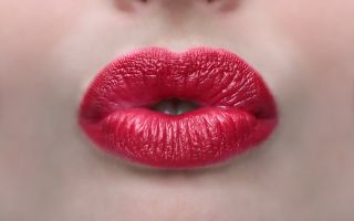 губы девушки с красной помадой