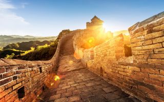 Великая Китайская стена, извилистая дорога, яркое солнце