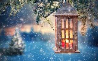 рождественское настроение, падает снег, фонарь висит на елке