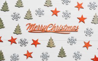 елочки, снежинки, звезды, надпись Merry Christmas из дерева