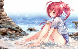 аниме, рыжеволосая девушка сидит в воде в бухте