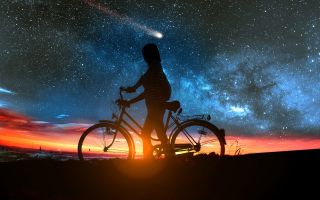 прогулка на велосипеде, под звездным небом на закате солнца